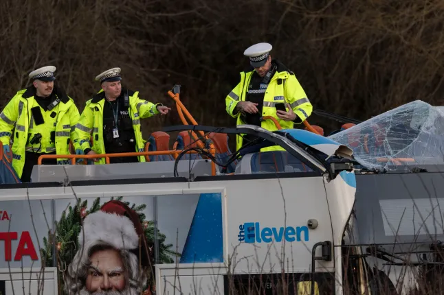 Újabb súlyos buszbaleset Nagy-Britanniában - 8-an megsérültek, amikor az emeletes busz teljes teteje leszakadt 7