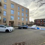 Lövöldözés Londonban egy óvoda mellett: a fegyveres támadó még mindig szökésben