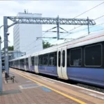 Odacsukta egy utas kezét a metró ajtaja Londonban, és húzta magával