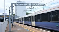 Odacsukta egy utas kezét a metró ajtaja Londonban, és húzta magával