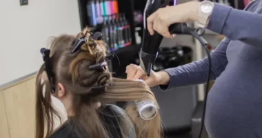 90 000 font kártérítést kapott egy fodrász Angliában, mert "lefokozták, és szinte csak takarítónak használták", miután szólt, hogy terhes