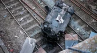 Súlyos autóbaleset, egy autó áttörte a korlátot és a sínekre zuhant Angliában, Salfordban 2