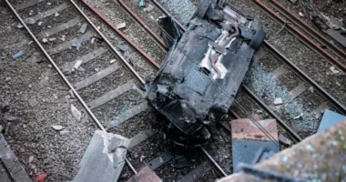 Súlyos autóbaleset, egy autó áttörte a korlátot és a sínekre zuhant Angliában, Salfordban