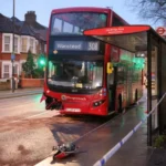 Tragikus baleset Kelet-Londonban: emeletes busszal ütközött frontálisan egy szamélyautó