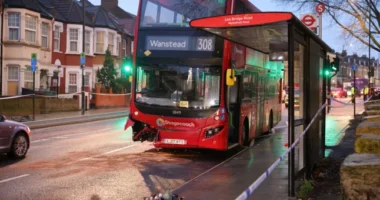Tragikus baleset Kelet-Londonban: emeletes busszal ütközött frontálisan egy szamélyautó