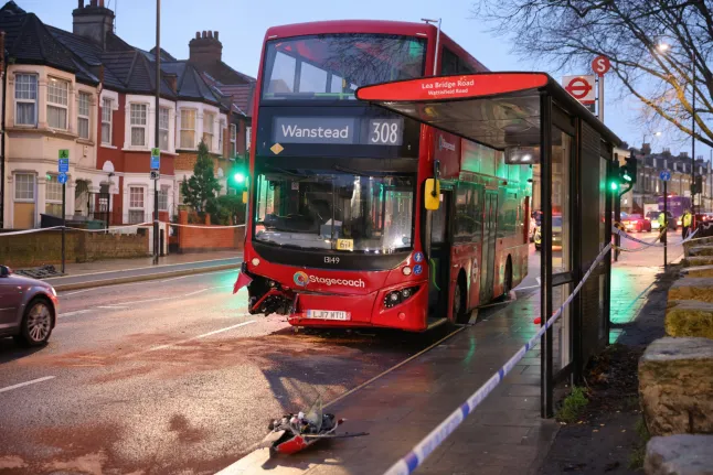 Tragikus baleset Kelet-Londonban: emeletes busszal ütközött frontálisan egy szamélyautó 5