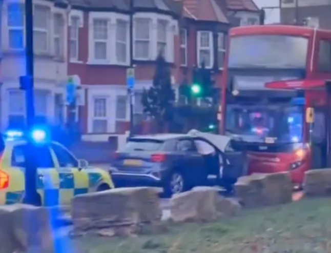 Tragikus baleset Kelet-Londonban: emeletes busszal ütközött frontálisan egy szamélyautó