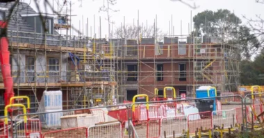 Tizenkét új város / városrész fog épülni Angliában – három helyszín már szinte biztos a kormány szerint