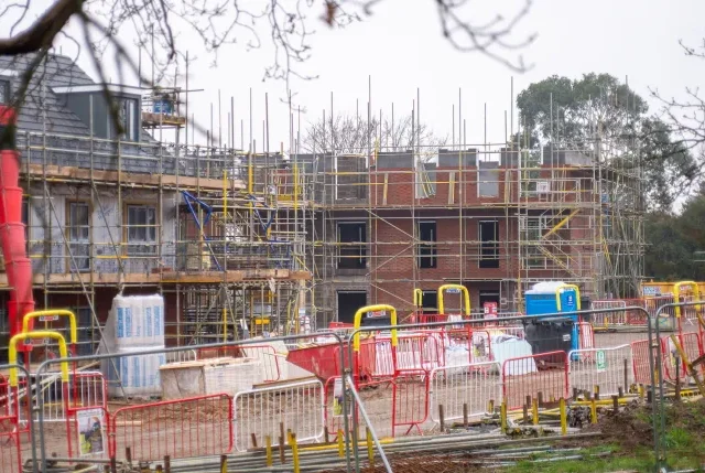 Tizenkét új város / városrész fog épülni Angliában – három helyszín már szinte biztos a kormány szerint