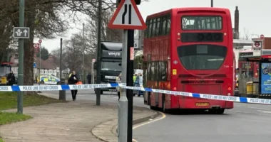 Autó gázolt el egy rendőrt, miközben egy gyanúsítottat üldözött Londonban