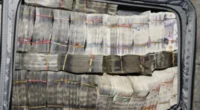 Hatalmas mennyiségű készpénzt, 400 000 fontot találtak egy utas poggyászába rejtve a londoni Heathrow reptéren 2
