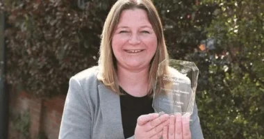 300 000 fontos kártérítést követel egy tanárnő Nagy-Britanniában, miután a gyerekek nekiszaladtak és fellökték egy iskolai táborban