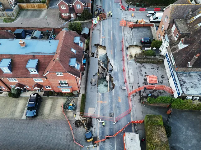 "Megnyílt a föld": hatalmas lyuk keletkezett az utca közepén egy angliai városban "Megnyílt a föld": hatalmas lyuk keletkezett az utca közepén egy angliai városban