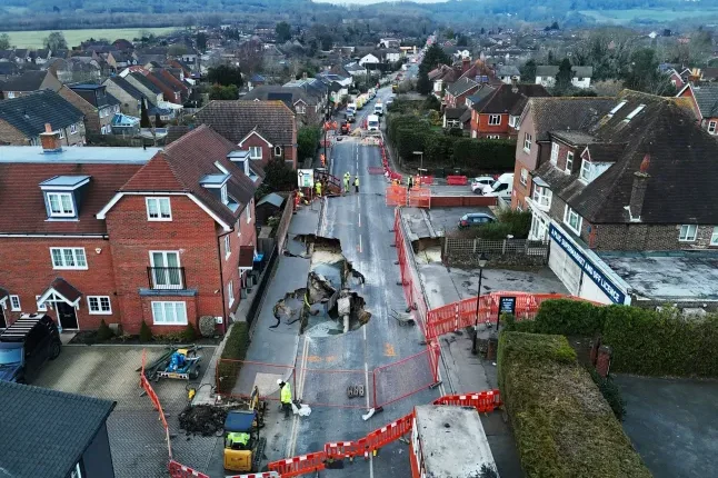 "Megnyílt a föld": hatalmas lyuk keletkezett az utca közepén egy angliai városban