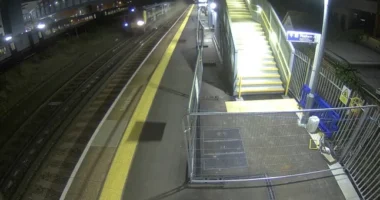 137 km/órás sebességnél siklott ki egy londoni személyvonat Surrey területén