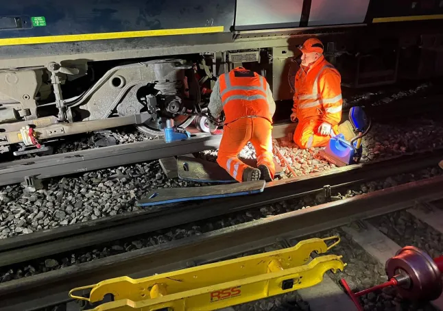 137 km/órás sebességnél siklott ki egy londoni személyvonat Surrey területén