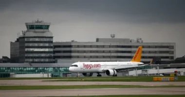 Furán kezdett viselkedni, majd meghalt egy férfi a manchesteri repülőtéren, amikor őrizetbe vették