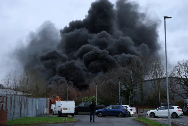 Hatalmas tűz ütött ki Manchesterben - többen attól tartottak "támadás érte a várost", akkora lángok csaptak fel