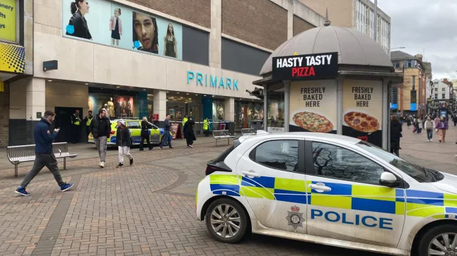 Az egyik Primark kellős közepén a vásárlók szeme láttára szúrtak mellkason egy alig 17 éves fiút Angliában