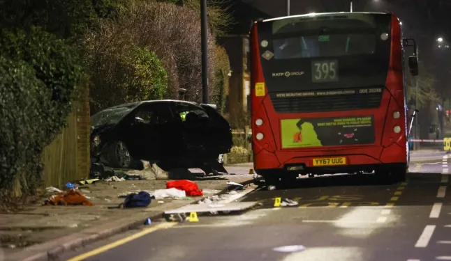Súlyos buszbaleset Londonban - 1 személy életét vesztette és többen megsérültek