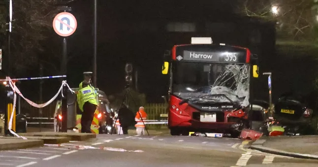Súlyos buszbaleset Londonban - 1 személy életét vesztette és többen megsérültek Súlyos buszbaleset Londonban - 1 személy életét vesztette és többen megsérültek