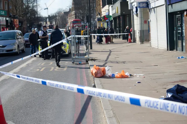 3 tinédzser lányt letartóztattak, miután egy 75 éves férfit meggyilkoltak Londonnak egy magyarok által is sűrűn lakott részén 3