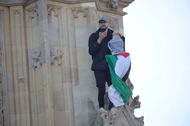 Felmászott egy férfi mezítláb a Big Ben tornyára, és vérző lábbal egy palesztin zászlót szorongatva onnan kiabál 5