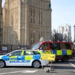 Felmászott egy férfi mezítláb a Big Ben tornyára, és vérző lábbal egy palesztin zászlót szorongatva onnan kiabál