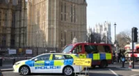 Felmászott egy férfi mezítláb a Big Ben tornyára, és vérző lábbal egy palesztin zászlót szorongatva onnan kiabál 2