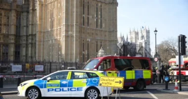 Felmászott egy férfi mezítláb a Big Ben tornyára, és vérző lábbal egy palesztin zászlót szorongatva onnan kiabál