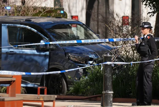 Súlyos incidens, diákok közé hajtottak egy furgonnal London belvárosában – 1 halott, többen megsérültek