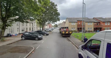 Egyedül, egy szál pelenkában kóborolt egy kisgyermek az utcán Newport városában