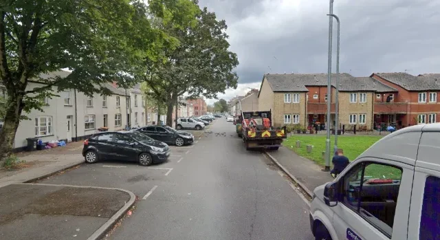 Egyedül, egy szál pelenkában kóborolt egy kisgyermek az utcán Newport városában