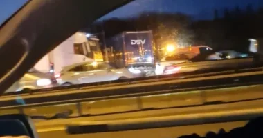 Súlyos baleset az M60-as autópályán Angliában: egy kamion átszakította a középső szalagkorlátot és hat járművel karambolozott 8