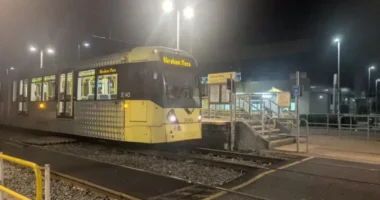 Pánik egy forgalmas villamoson Manchesterben: egy maszkos férfi "bódító" gázt juttatott a levegőbe az utasok közt 10