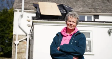 Majdnem meghalt egy nő Angliában, miután egy repülőgépből kiesett valami, ami telibe találta a házát, hatalmas lyukat ütve rajta