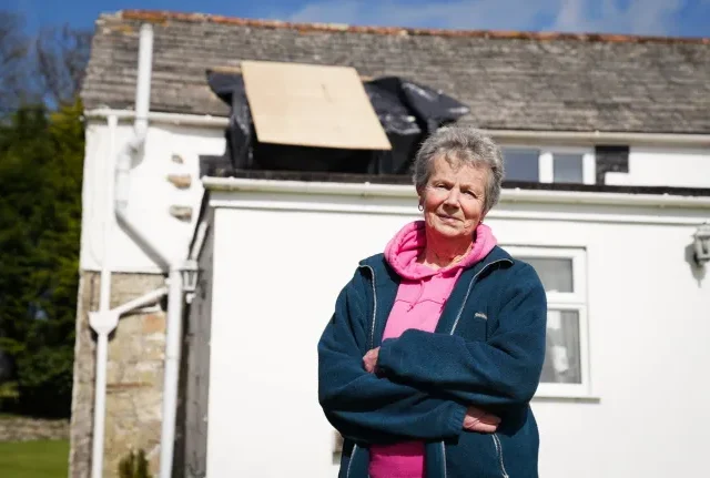 Majdnem meghalt egy nő Angliában, miután egy repülőgépből kiesett valami, ami telibe találta a házát, hatalmas lyukat ütve rajta