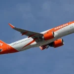 Botrányos jelenet az easyJet angliai járatán: utas vizelt a folyosóra, rendőrök vitték el