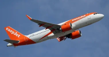 Botrányos jelenet az easyJet angliai járatán: utas vizelt a folyosóra, rendőrök vitték el