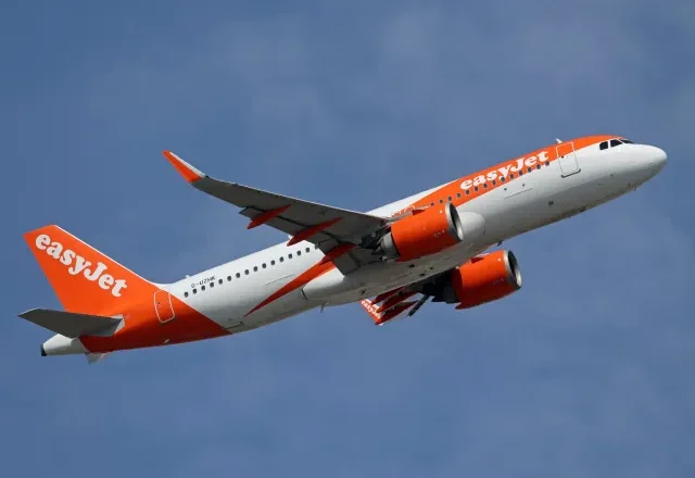 Botrányos jelenet az easyJet angliai járatán: utas vizelt a folyosóra, rendőrök vitték el