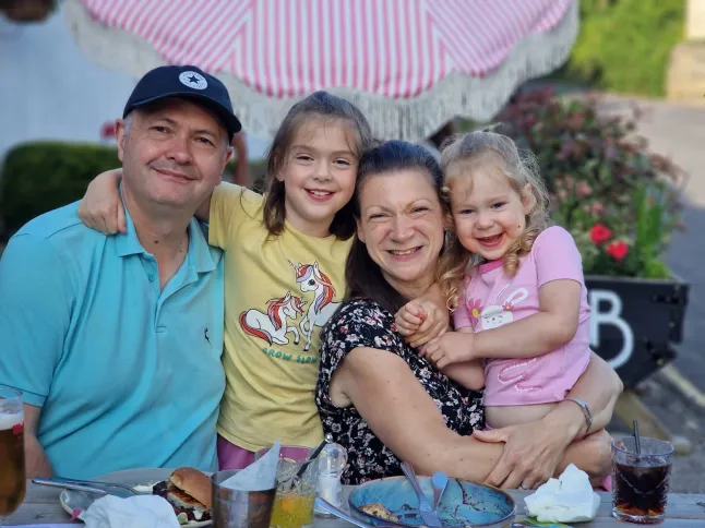 WhatsApp-üzenetek miatt mentek ki a rendőrök és tartóztatták le a szülőket – most 20 000 GBP kártérítést kapnak