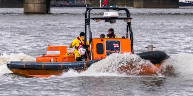 11 éves kislány esett a Temzébe Londonban – Nagyszabású mentőakció indult