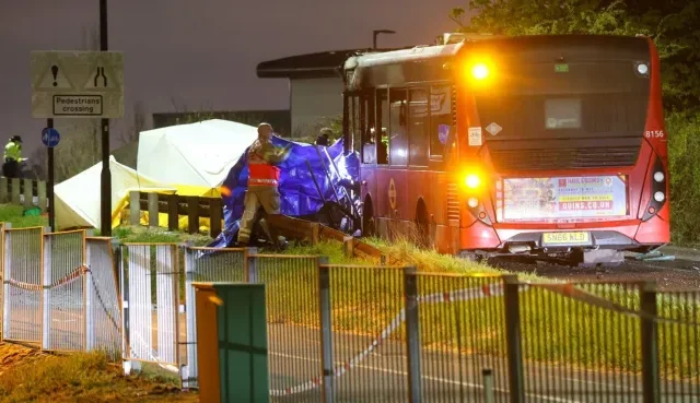 Horrorbaleset Londonban – hárman is életüket vesztették, amikor egy autó frontálisan ütközött egy busszal