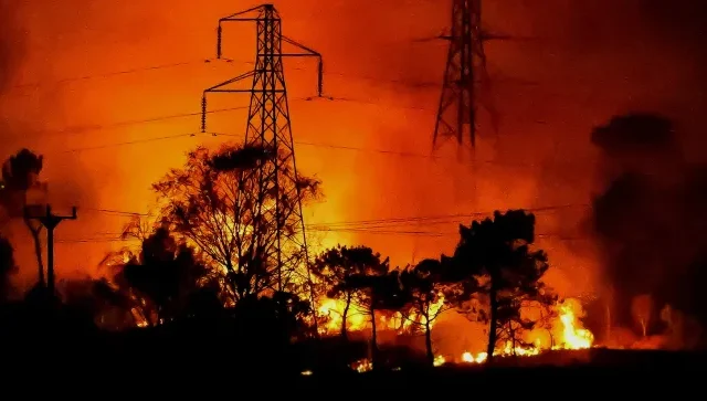 Hatalmas erdőtűz egy természetvédelmi területen Angliában, Dorset területén