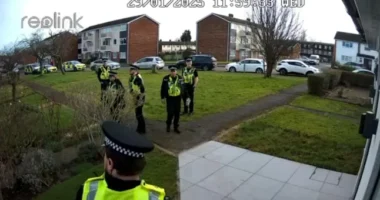 WhatsApp-üzenetek miatt mentek ki a rendőrök és tartóztatták le a szülőket – most 20 000 GBP kártérítést kapnak