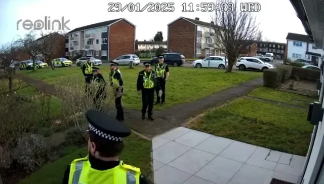 WhatsApp-üzenetek miatt mentek ki a rendőrök és tartóztatták le a szülőket – most 20 000 GBP kártérítést kapnak