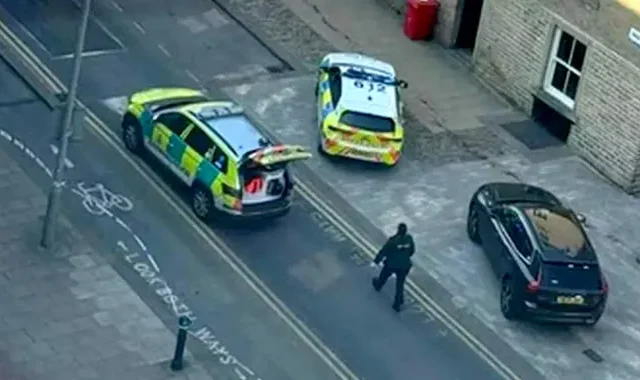 16 éves fiú halt meg késelés következtében Huddersfield – fényes nappal a városközpontban támadták meg