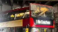 Hídnak csapódott egy emeletes busz Angliában 37 gyermekkel a fedélzetén - teljesen leszakadt a teteje 2