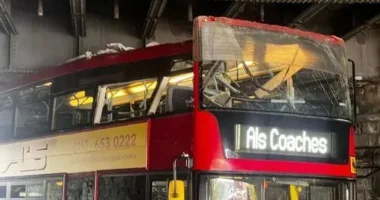 Hídnak csapódott egy emeletes busz Angliában 37 gyermekkel a fedélzetén - teljesen leszakadt a teteje