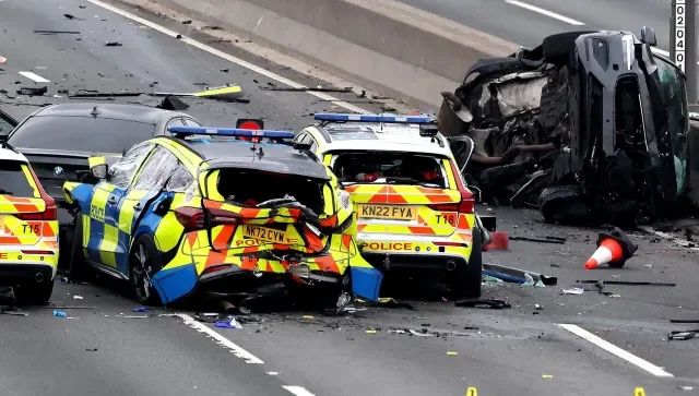 Hatalmas tömegbaleset az A1-es autópályán Angliában – számos sérült és legalább három rendőrautó is teljesen összetört